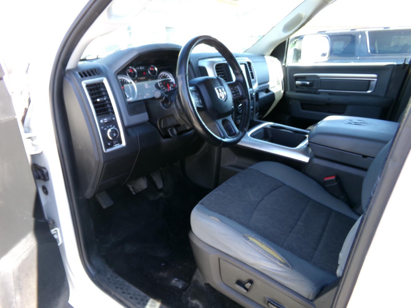 2017 Dodge 1500 Big Horn Crew Cab LWB 4WD (1C6RR7TT0HS) with an 5.7L V8 OHV 16V engine, 6-Speed Automatic transmission, located at 2630 Philips Field Rd., Fairbanks, AK, 99709, (907) 458-0593, 64.848068, -147.780609 - Photo#4